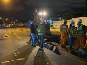 Obras de esgotamento sanitário interditam totalmente a Av. Gustavo Paiva no turno da noite
