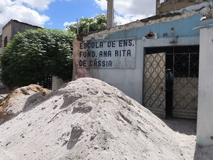 Obra de escola é abandonada e causa risco de atropelamento e transtornos em Arapiraca