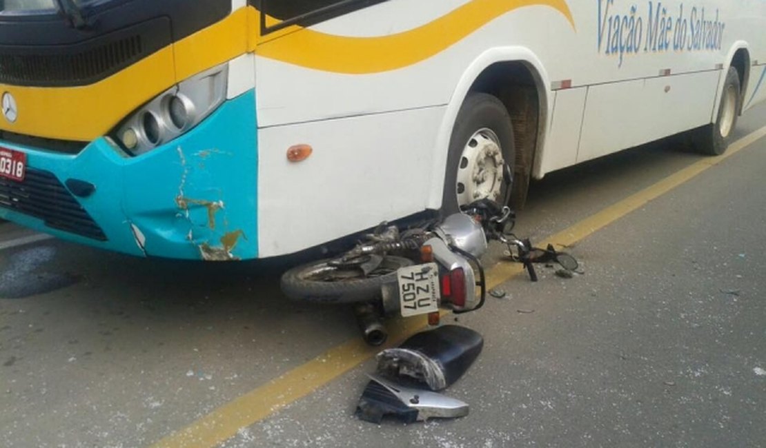 Colisão entre ônibus e motocicleta é registrada no centro de Arapiraca