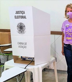 Valéria Correia vota em colégio da Pajuçara e afirma ter esperanças de um segundo turno