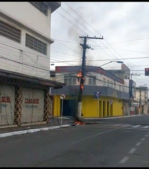 [Vídeo] Rede de energia elétrica pega fogo próximo de escola em Arapiraca