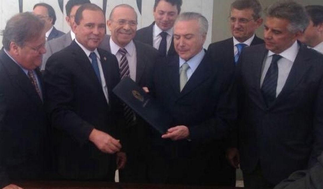 Michel Temer é notificado e assume Presidência; confira a lista oficial de ministros