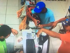 Homens armados rendem funcionário de farmácia e levam todo dinheiro do caixa