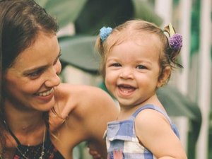 Laura Neiva comemora aniversário da filha, Maria: ''Um ano que conheci o amor da minha vida''