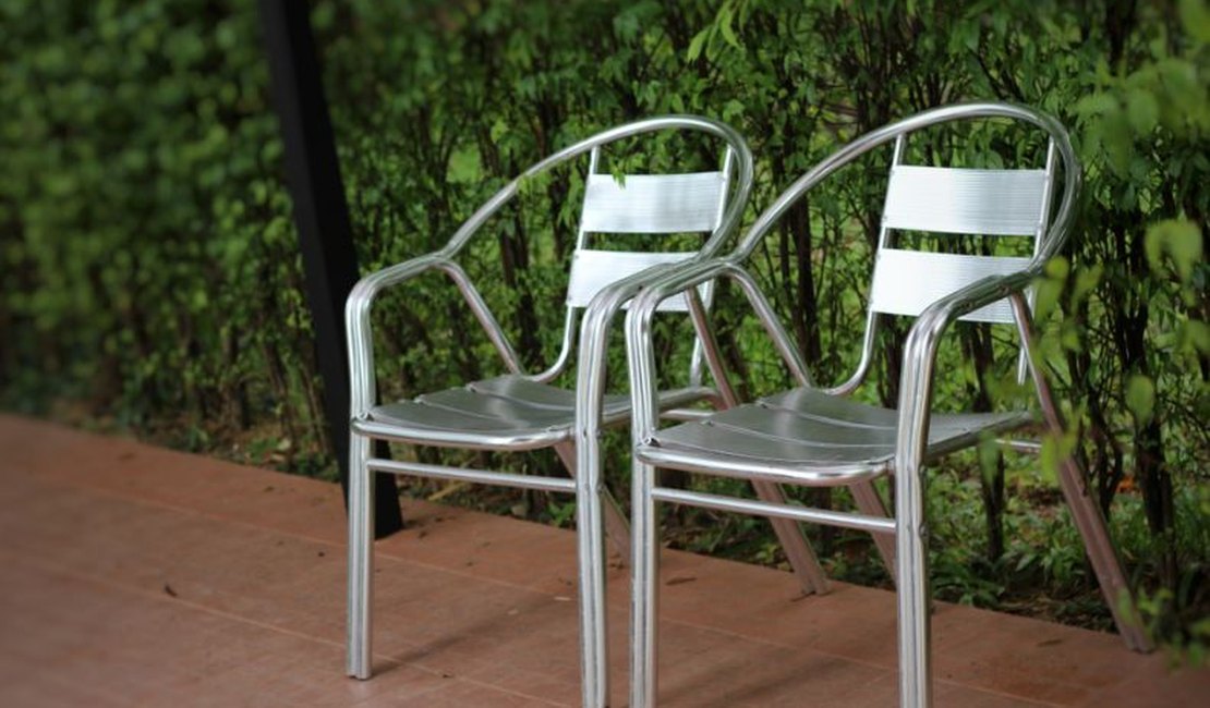 Criminosos furtam 14 cadeiras de alumínio na zona rural de Arapiraca