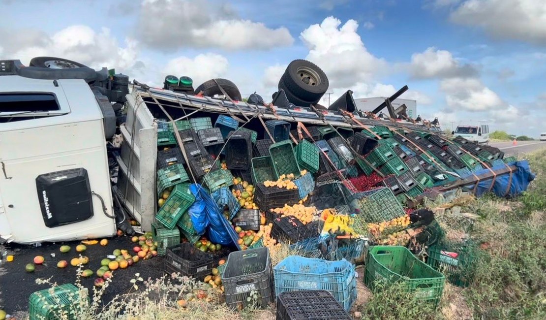Caminhão carregado de frutas tomba na BR-423, em Delmiro Gouveia