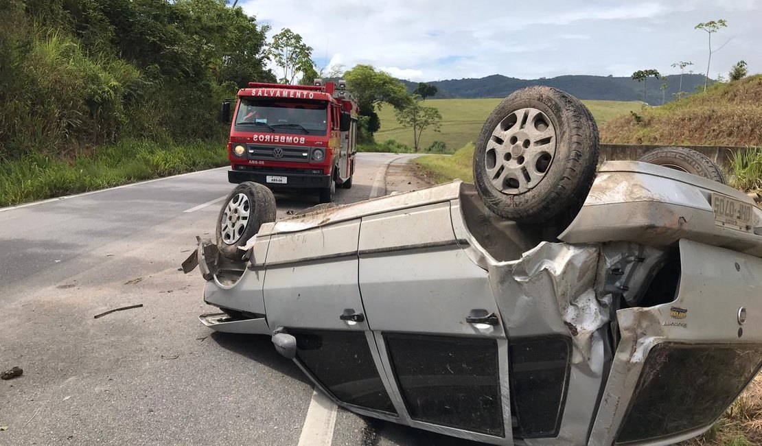 Carro é encontrado capotado e sem ocupantes na BR-101, em Flexeiras