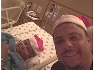 Pai de Ronaldo Fenômeno é internado e craque passa Natal no hospital