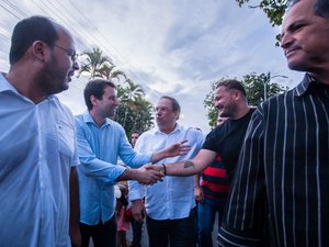 Daniel Barbosa percorre ruas de Taquarana durante tradicional procissão da Santa Cruz ao lado de autoridades locais