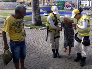 Idosa é encaminhada a abrigo após intervenção de agentes do Ronda no Bairro
