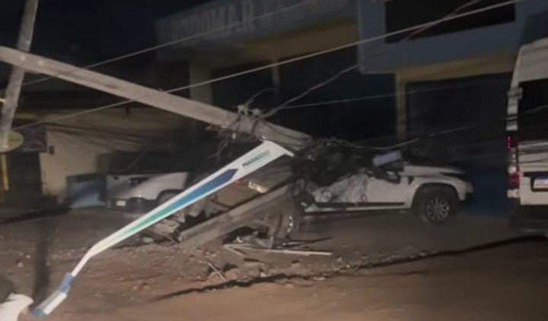Carro colide em poste e deixa mulher ferida na AL-101 Norte em Maragogi