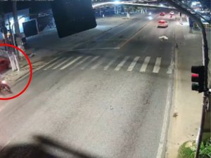 Câmeras de segurança registram momento em que motorista colide em carros parados no sinal no Antares