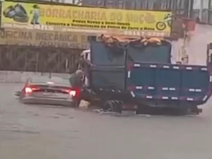 [Vídeo] Homem com carro ilhado pela chuva é resgatado por motorista de caminhão