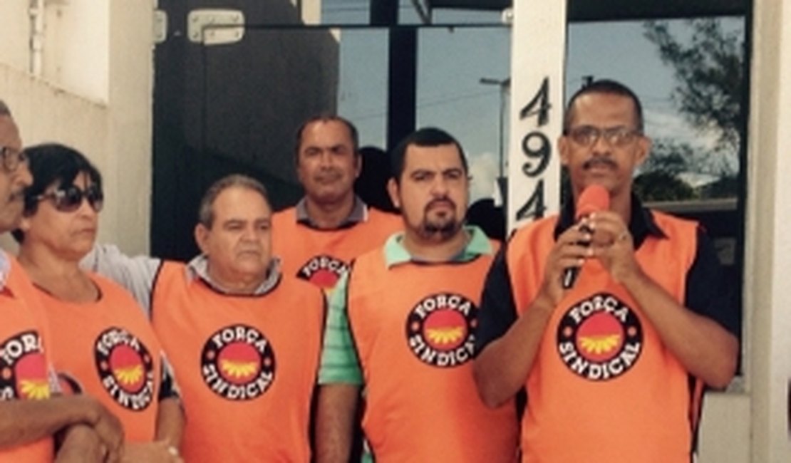 Funcionários da antiga Rádio Jornal protestam por salários
