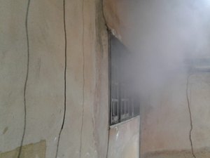 Princípio de incêndio atinge residência abandonada no Jacintinho, em Maceió