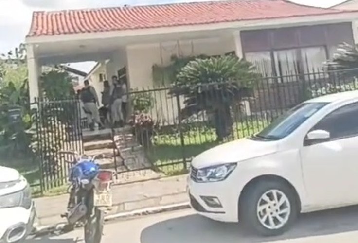 Bandidos armados invadem casa da mãe de prefeito no Centro de Pão de Açúcar