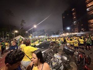 Vinda de Carlos Bolsonaro leva 150 mil pessoas ao Bloco do 22 em Maceió