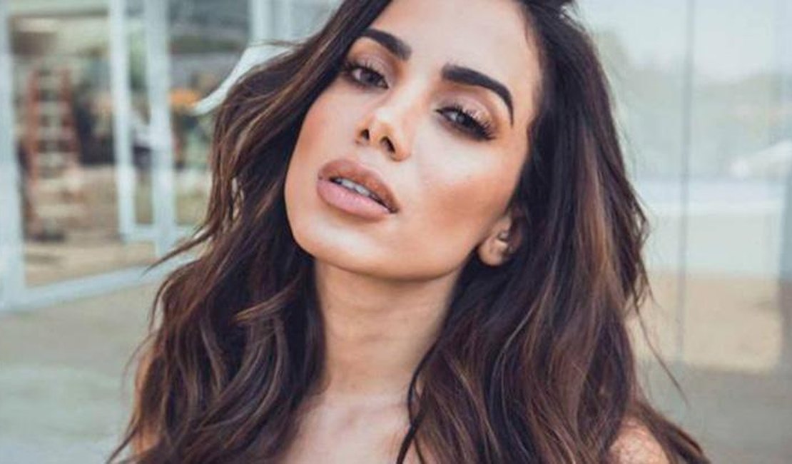 Solteira, Anitta faz a fila andar com bastante discrição