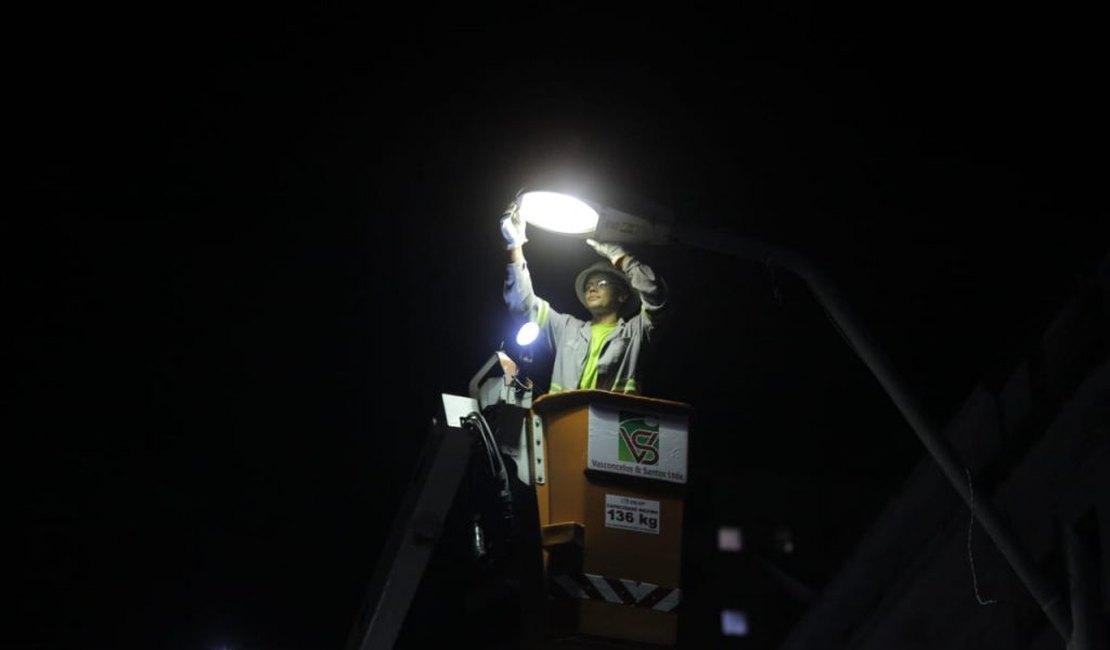 Equipes atuam no Fernão Velho para restaurar pontos de luz afetados pela chuva