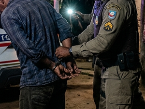 Homem é preso por agredir companheira após noite de bebedeira em Taquarana