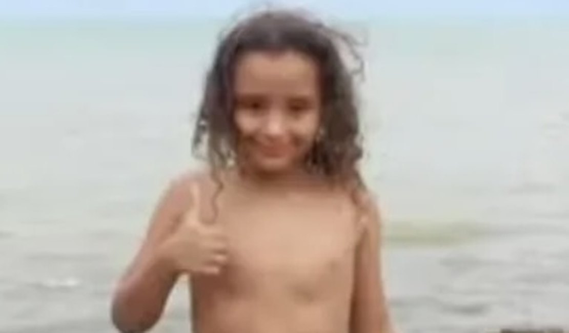 Menino de 6 anos é encontrado morto em terreno baldio em de Maceió
