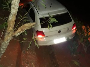 Motorista perde controle do veículo e invade cercado, em Taquarana