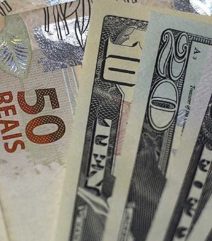 Com alta do dólar, gastos no exterior estão desacelerando