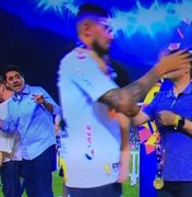 De camiseta da CBF com número 17, Major Olímpio (PSL) entrega medalhas ao Corinthians