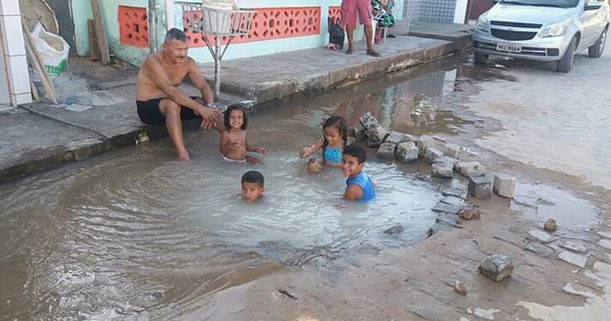 Cano De Agua Da Casal Estoura Em Barra Grande E Faz Piscina Em Rua De Maragogi 7segundos Maragogi