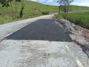 Após reclamações, DER conserta buraco na AL-460