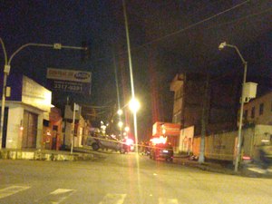 Mulher mata homem com facada no peito em bar de Maceió 