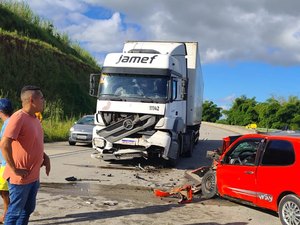 Homem morre após colisão entre carro e carreta na BR-101, em Novo Lino