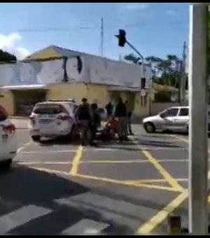 Colisão entre ambulância e moto deixa duas pessoas feridas no Farol