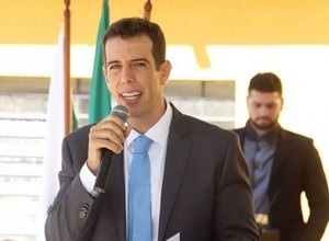 Bolsonaro diz que Feder está fora e retoma busca por novo ministro da Educação