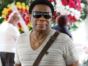 Neto de Neguinho da Beija-Flor morre após ser baleado em baile funk