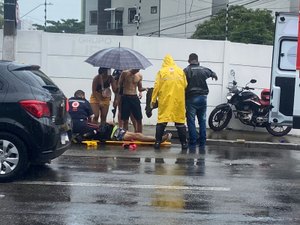 [Vídeo] Homem é atropelado na Av. Comendador Gustavo Paiva e deixa trânsito lento na região