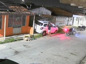 Homem usando tornozeleira eletrônica é flagrado tentando furtar casas e carros no Cruzeiro do Sul