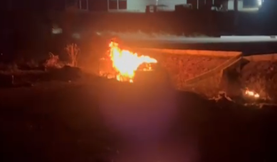 Carro pega fogo após cair de ribanceira na AL-220, no trevo de acesso a Olivença