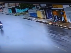 Colisão entre carro e moto deixa dois feridos no Santo Eduardo, em Maceió