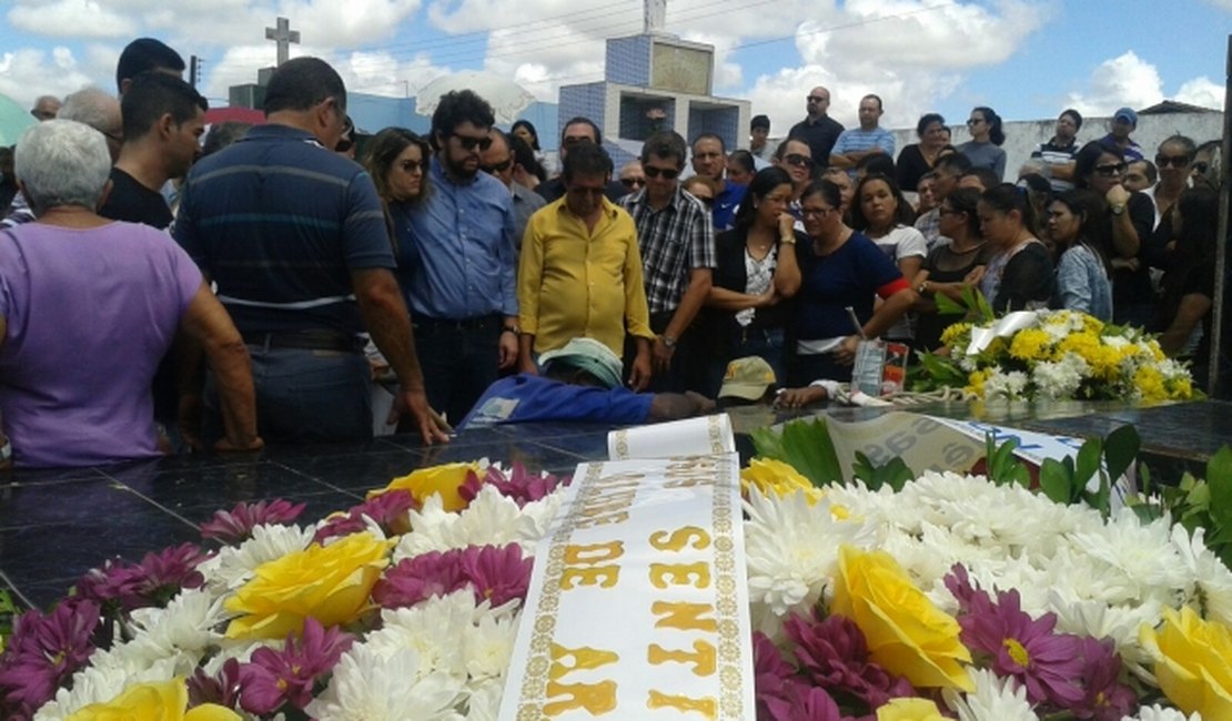 Membros da sociedade e autoridades politicas dão adeus a João Nascimento