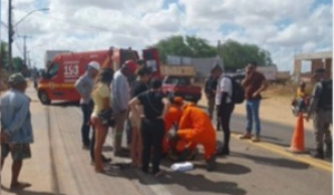 Acidente entre carro de vice-prefeito e moto deixa mulher ferida na ﻿BR-316 em Palmeira dos Índios