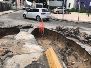 Buracos em via dificultam passagem de veículos na Avenida Sandoval Arroxelas