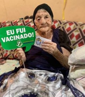 Arapiraquense de 113 anos recebe vacina contra a covid-19