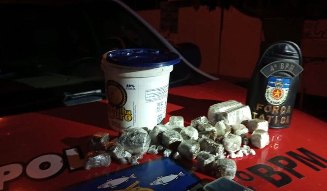 Homem foge pelo matagal e deixa balde com balança e drogas na Chã do Bebedouro em Maceió