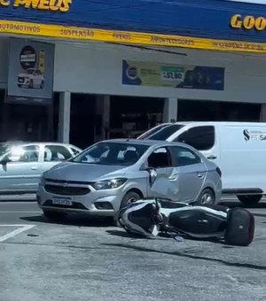 [Vídeo] Colisão entre carro e motocicleta é registrada próximo ao Parque Centenário