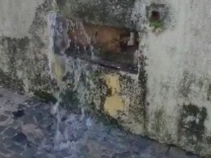 [Vídeo] Hidrômetro de igreja é roubado e causa grande vazamento no centro de Arapiraca