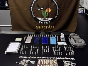 Polícia Militar apreende arma e flagra tráfico de drogas em Penedo e Piranhas