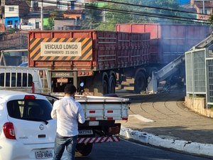 Carreta derruba poste de energia, congestiona trânsito e foge antes da chegada da perícia