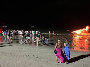 Incêndio destrói lancha atracada na orla da Ponta Verde, em Maceió