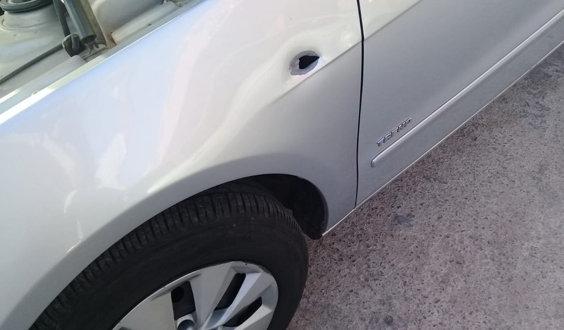 Homem escapa de atentado e carro fica crivado de tiros, em Arapiraca